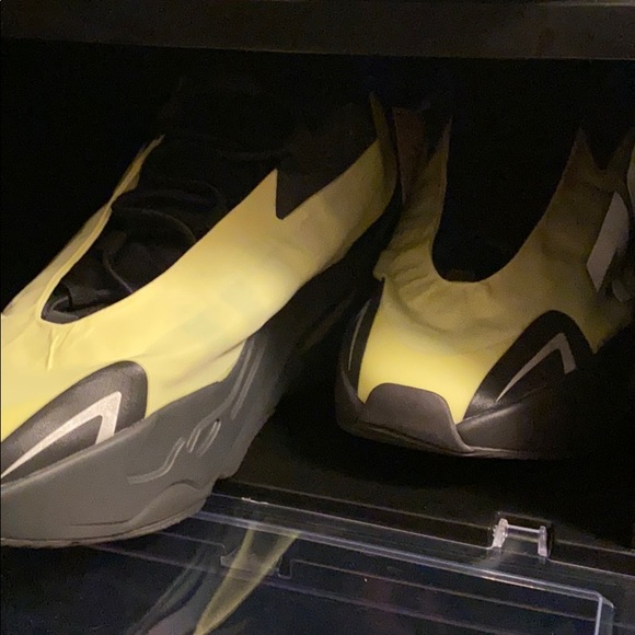 65 pairs of yeezys ( brand new ) - Picture 4 of 16